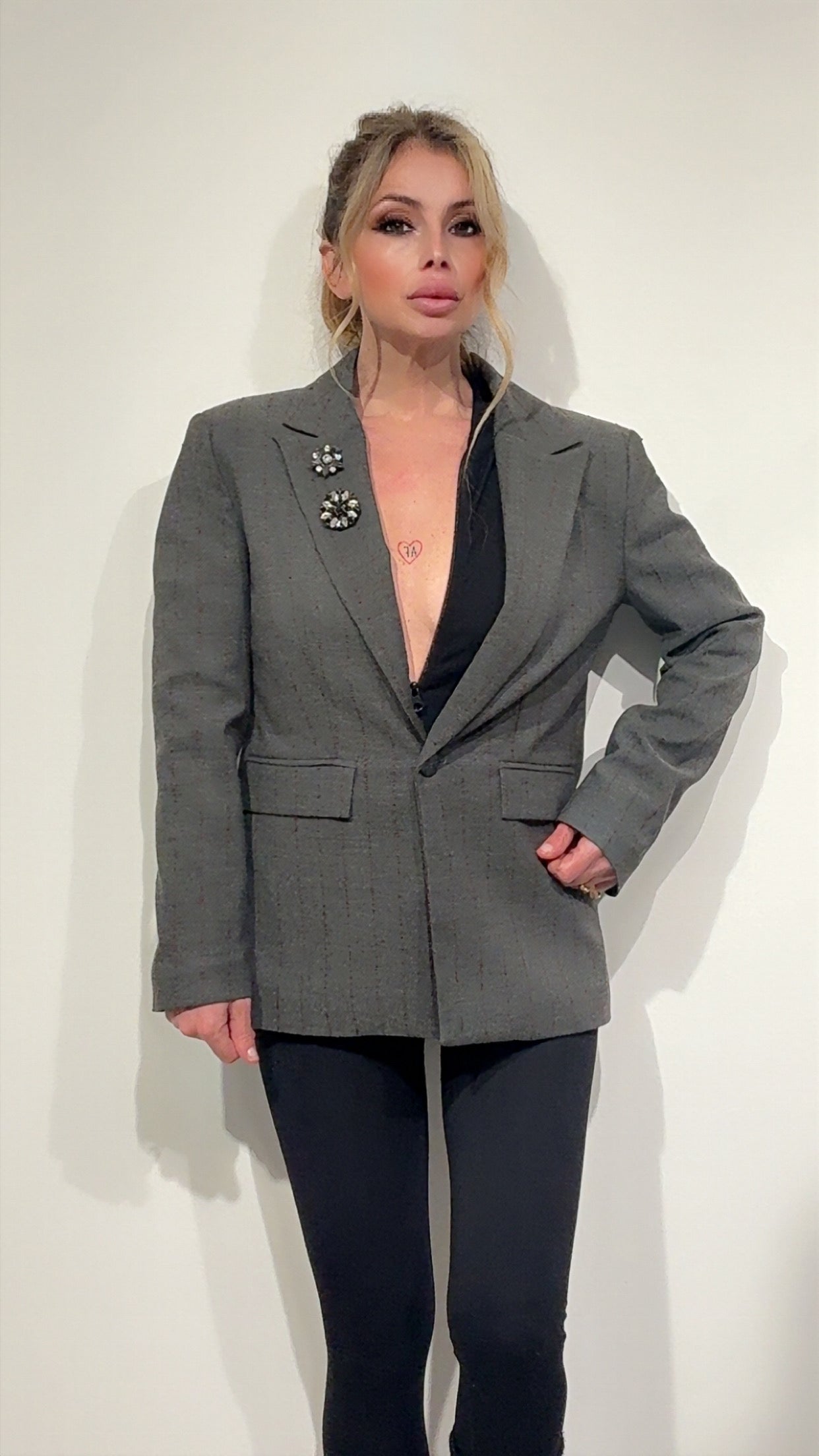 Blazer  Gioia  elegante con spilla gioiello