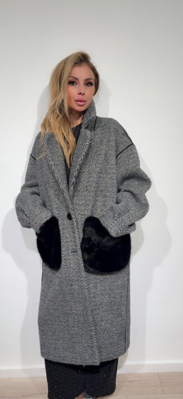 Cappotto con dettagli in eco-pelliccia