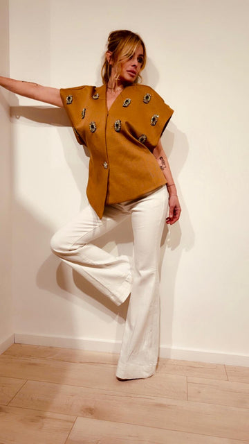 Gilet cammello con applicazioni gioiello