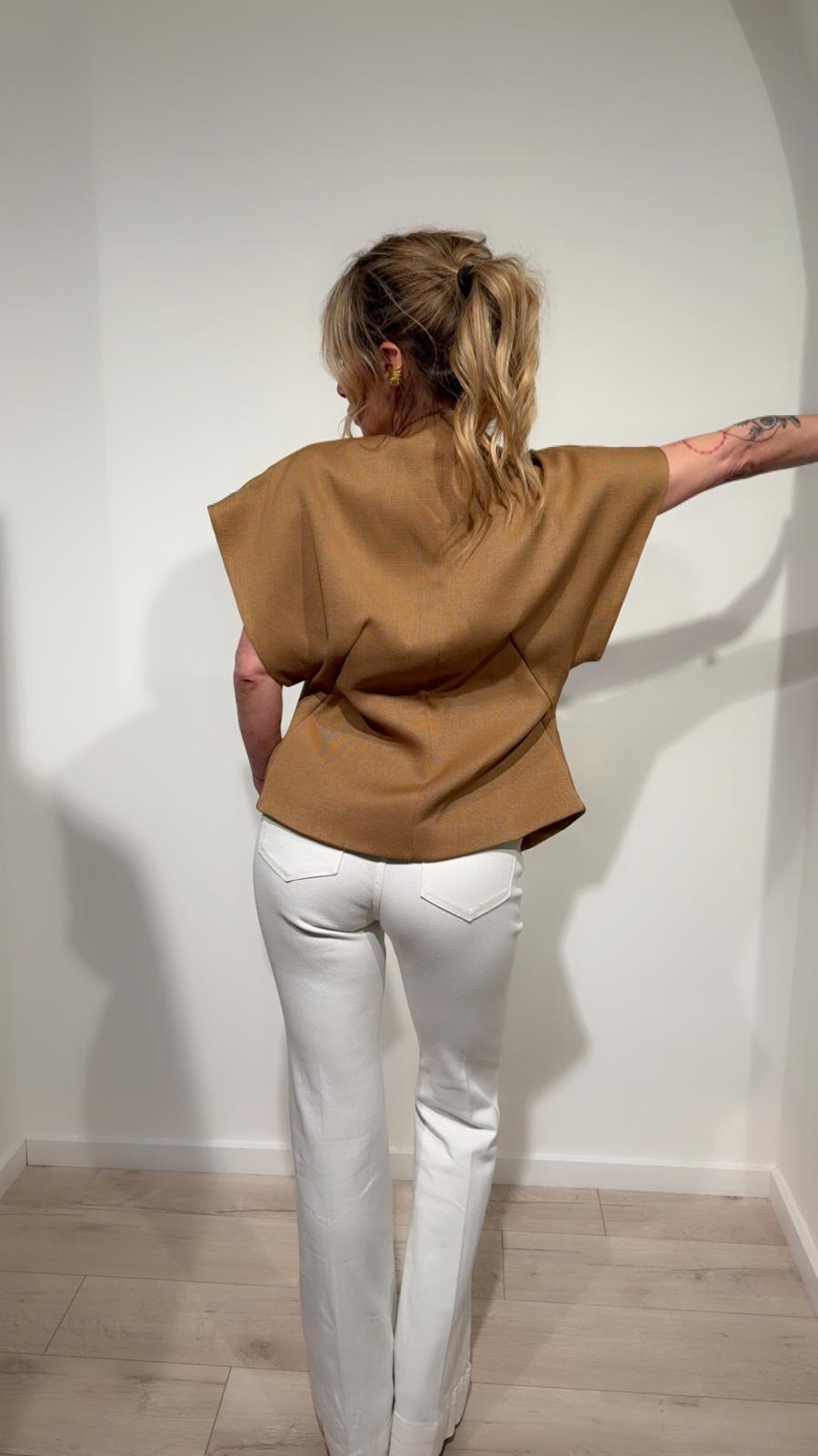 Gilet cammello con applicazioni gioiello