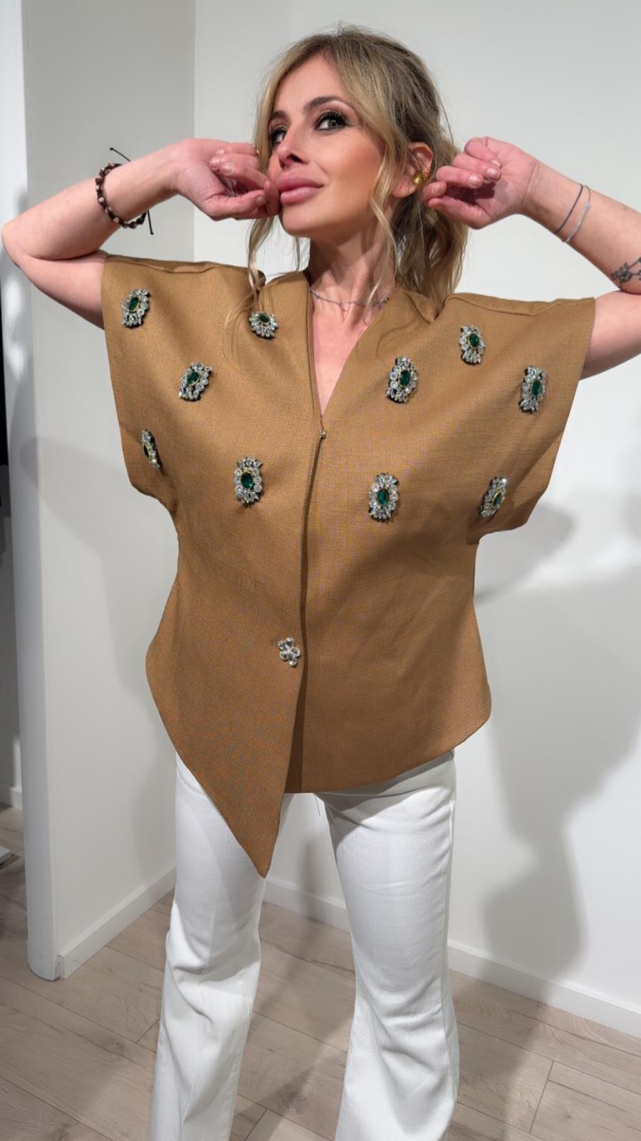 Gilet cammello con applicazioni gioiello