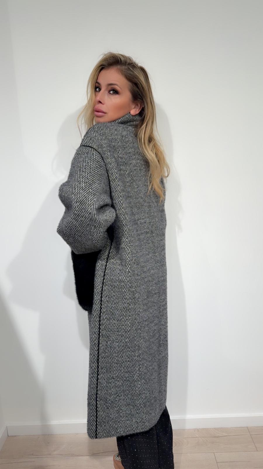 Cappotto con dettagli in eco-pelliccia
