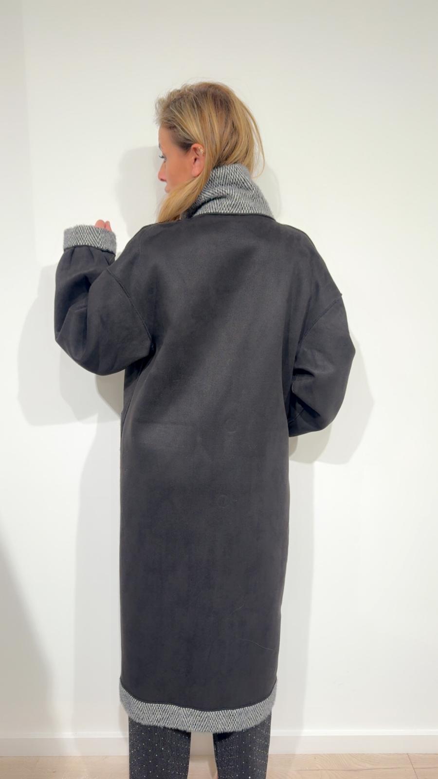 Cappotto con dettagli in eco-pelliccia