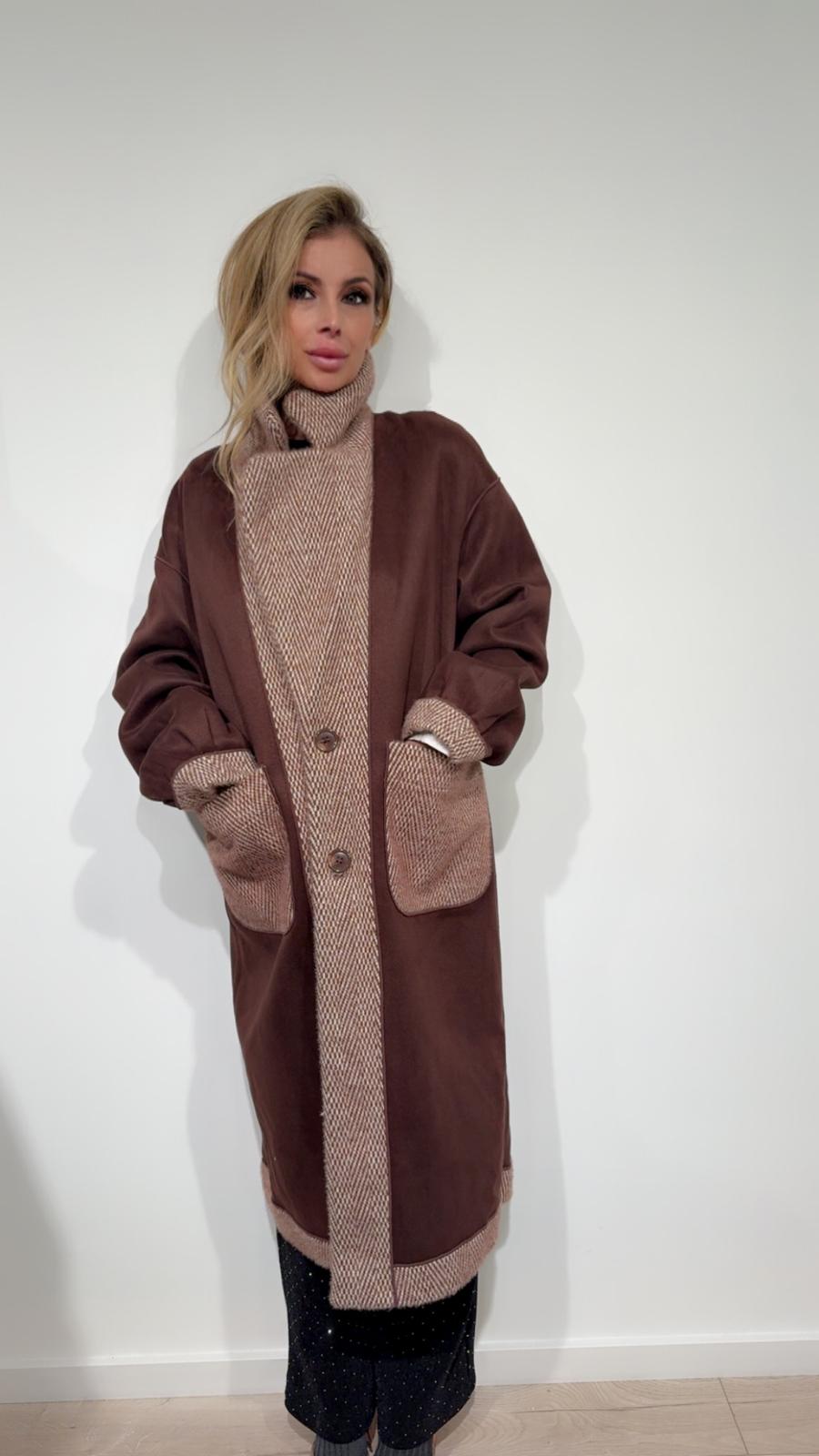 Cappotto con dettagli in eco-pelliccia