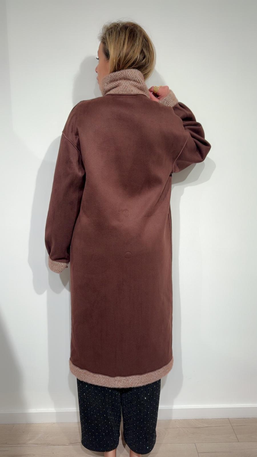 Cappotto con dettagli in eco-pelliccia