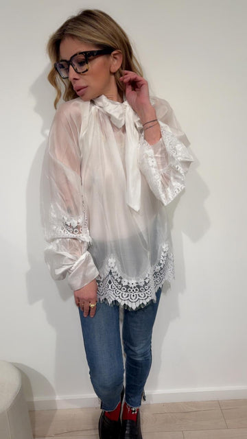 Blusa Gardenia in tessuto leggero e semitrasparente