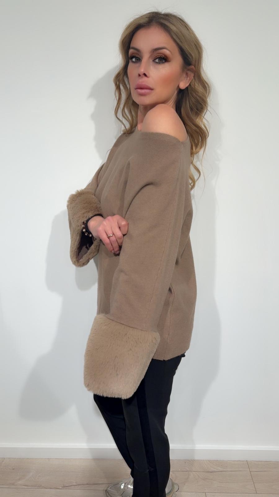 Maglione con polsini in eco-pelliccia