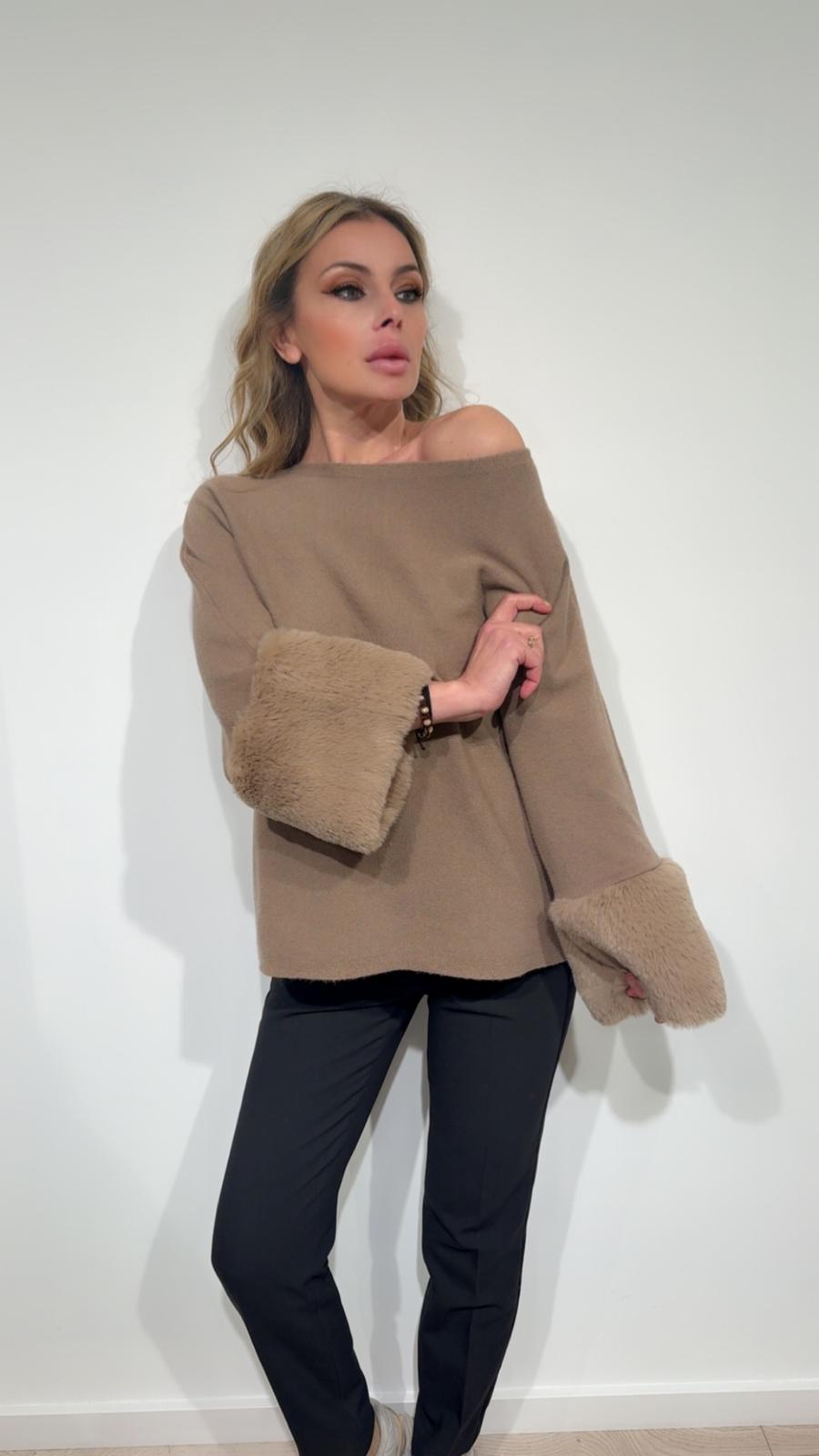 Maglione con polsini in eco-pelliccia