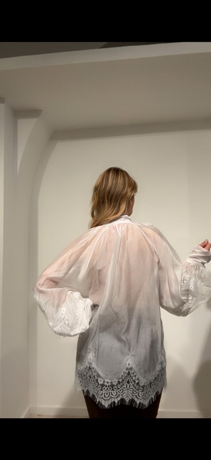 Blusa Gardenia in tessuto leggero e semitrasparente