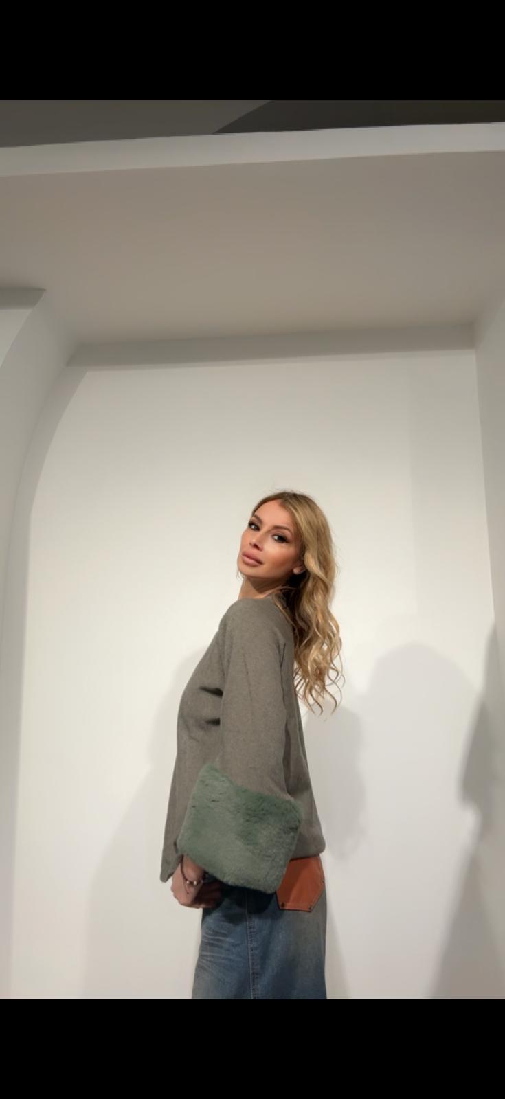 Maglione con polsini in eco-pelliccia