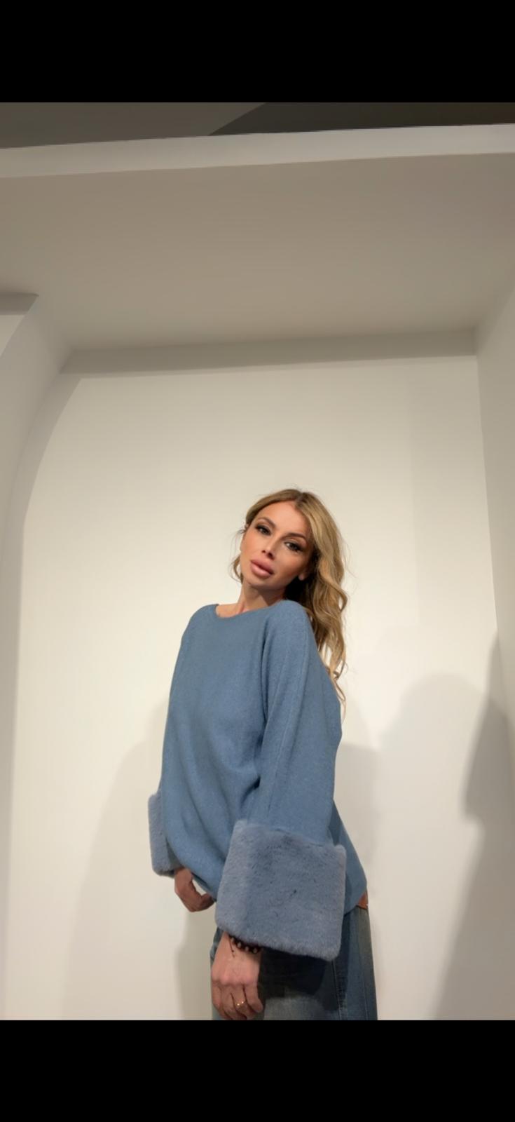 Maglione con polsini in eco-pelliccia